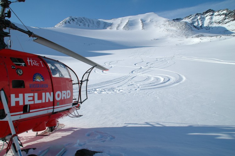 Åket från knivkammen va värt att göra flera gånger. Heli ski Riksgränsen 28/3 - 2009         Foto: Peter Almer