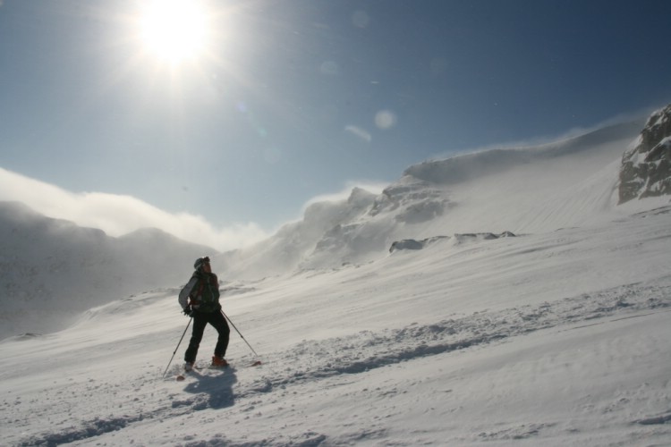 Thin clouds over Korsatjocka and Voitasriita. Heli ski Riksgränsen, Sweden 3rd of April 2009.Photo: Andreas Bengtsson