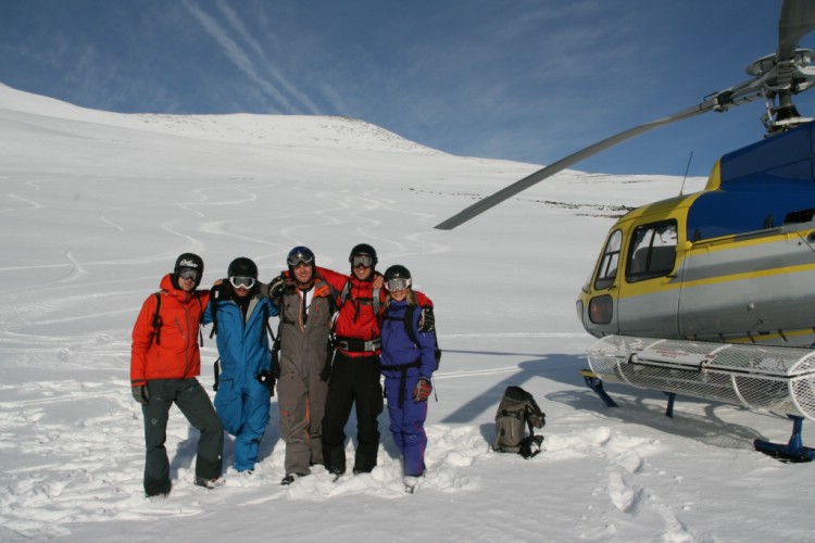 Gruppen och kärran. Heliski Riksgränsen 8e april 2009 Foto: Andreas Bengtsson