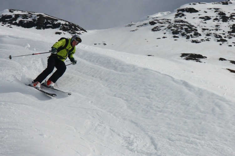 Jonas dropping into the Technica couloir Vassecohkka west face April 11th 2009. Photo: Carl Lundberg 