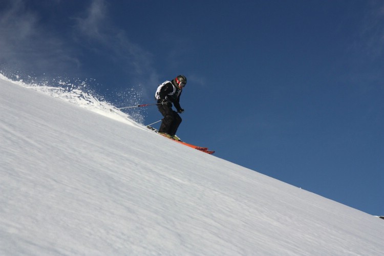 Fredrik cruising down Gorsacohkka south-face the last heli-lift April 11th 2009. Photo: Carl Lundberg