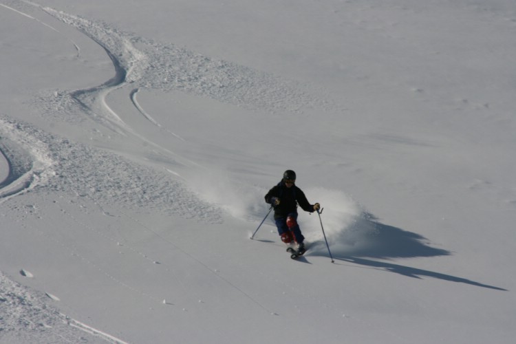 Per-Anders in classic telemark turn. Heliski Riksgränsen, April 18 2009. Photo: Andreas Bengtsson