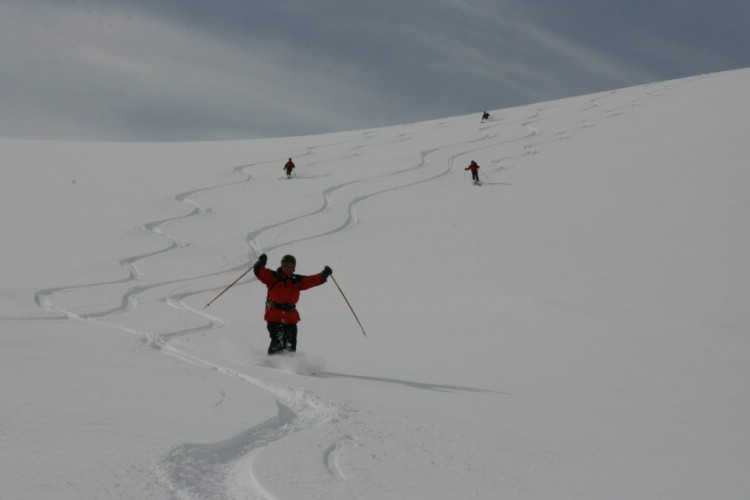 Puder på Vassitjocka. Heliski Riksgränsen 27 april 2009. Foto: Andreas Bengtsson 