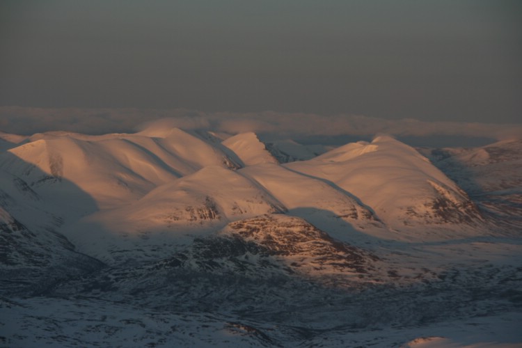 Kvällsljus över Abiskoalperna på väg hem. Heliski Riksgränsen 29 april 2009. Foto: Andreas Bengtsson