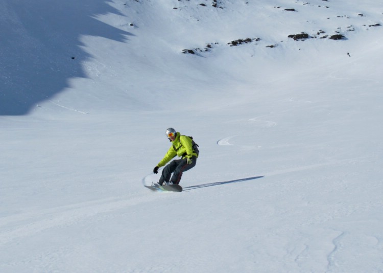 Carving it up on a snowboard, heli-riding in Kåtotjåkka,  6th April 2010 Photo: Lisa Auer