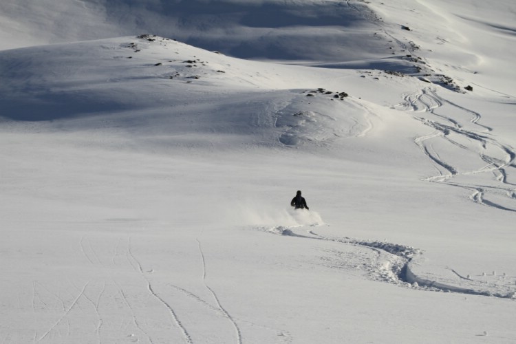 Tiefschneefahren heliskifahren Riksgränsen, Nordschweden. Photo: Andreas Bengtsson.